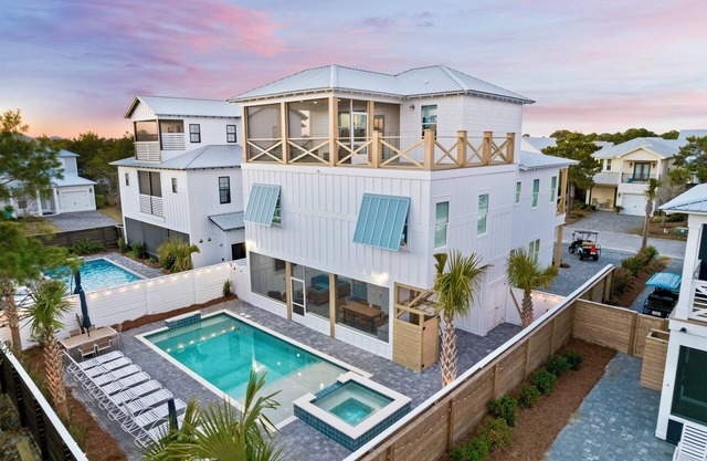 Funky Flamingo: Private beach steps away, Heated pool, Golf cart, Game room