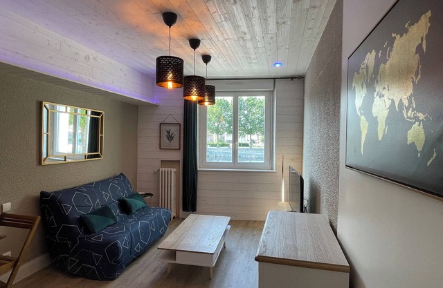 Furnished and equipped T2 with superb view of the Cher river