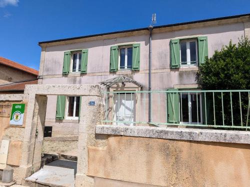 Gîte accueillant 10 pers avec terrasse, proche nature, idéal pour famille et PMR à Mécrin - FR-1-585-12