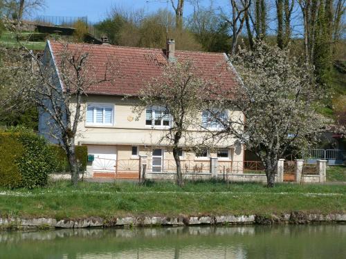 Gîte familial au bord de la Meuse, proche Verdun, activités nature, confort tout inclus - FR-1-585-83