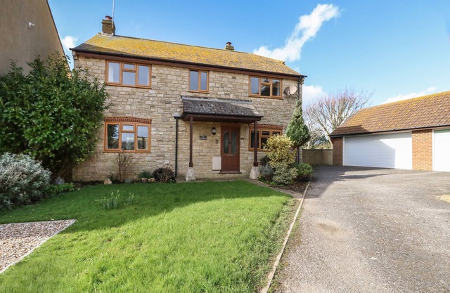 GABRIANNE, pet friendly, with a garden in Burton Bradstock