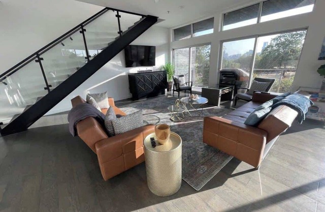 Game Day Penthouse Steps from UT Sports