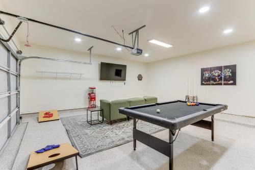 Game Room, Hot Tub and Grill Afton Retreat!