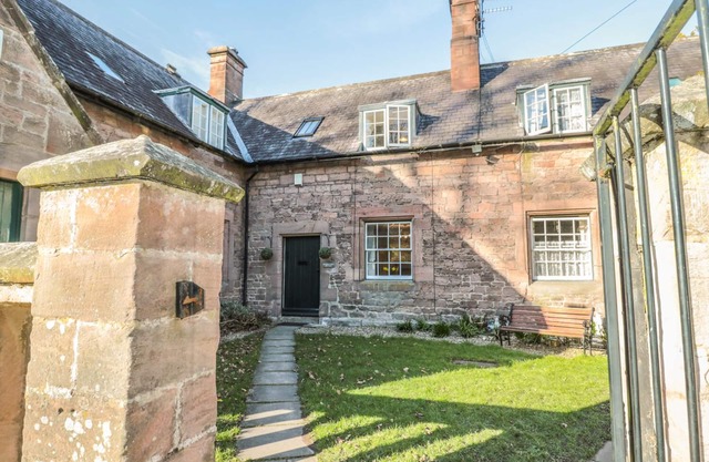 GAMEKEEPERS COTTAGE, pet friendly, with open fire in Chatton