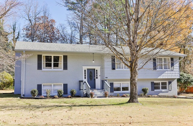 GAMEROOM Getaway! 4BR completely updated home with 2 King Beds and a sunroom!