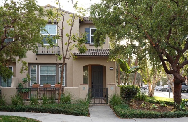 Garden-front 3brd/2.5bath condo freshly remodeled in Woodbury East