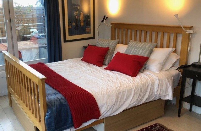 Garden Studio - Top Location, 1 min walk to train, shops, cafes & bars. n