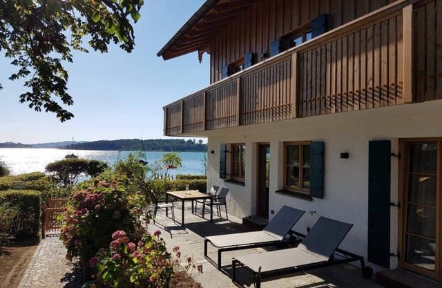 Garden Suite with cozy eat-in kitchen and lake view