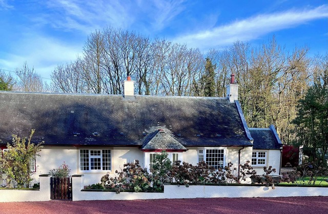 GATEHOUSE 2 CESSNOCK CASTLE, pet friendly, with open fire in Galston