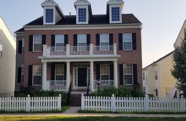 Gigi's-luxurious 1800-SF 2 Bedrooms, 2 Baths, Beautiful, Sunny & spacious Apt