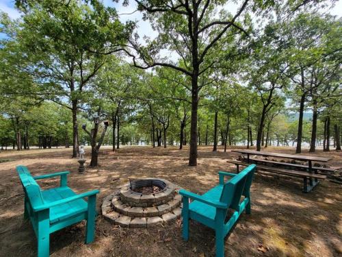 Gigi's Spacious Lakefront with Boat Ramp Access! Newly Remodeled, Sleeps 8!