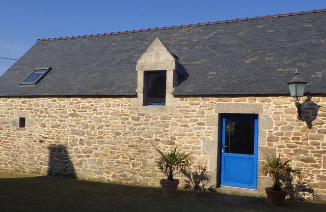 GITE in exposed stones at 1km5 sea