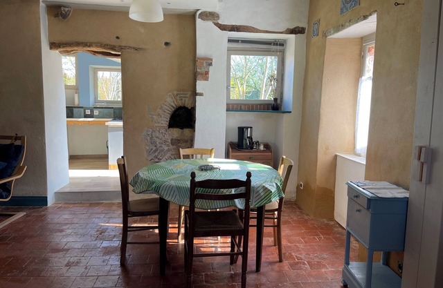 Gîte Les Hirondelles, in the heart of an artists' village!