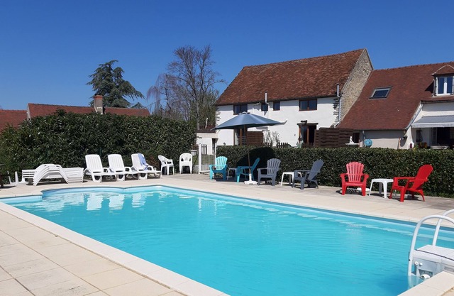 Gite Les-Vines, Vin Blanc, in a quiet hamlet with pool.