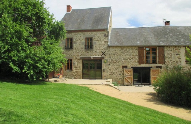 Gite Marcillat-en-Combraille, 5 bedrooms, 12 persons