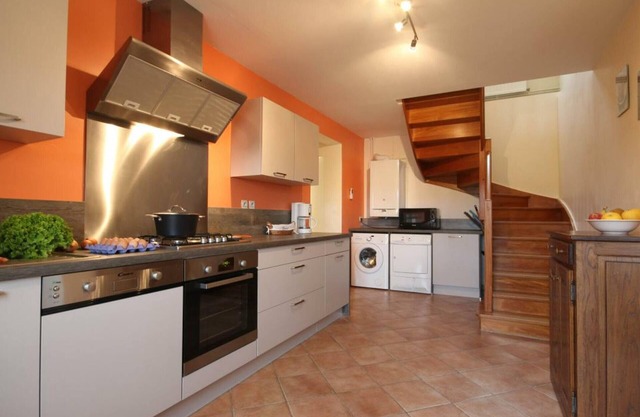 Gite Mauves-sur-Huisne, 5 bedrooms, 12 persons