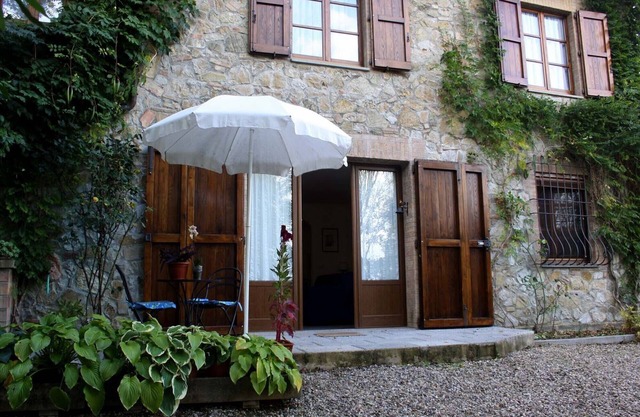 Gite Montemirello, with garden and swimming pool