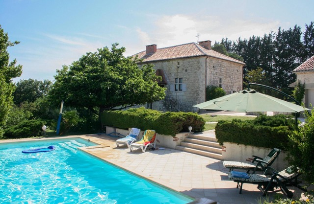 Gîte with swimming pool and park garden