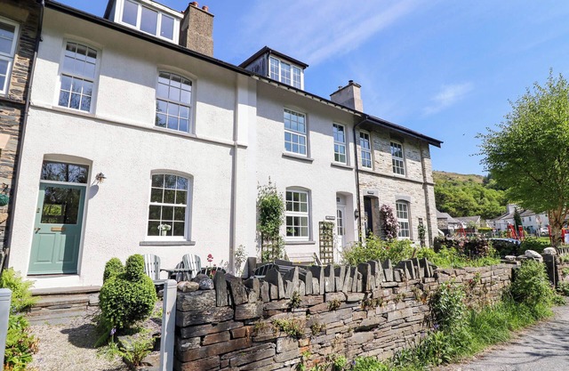 GLAN YR AFON, pet friendly, with open fire in Tywyn