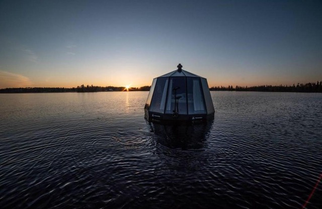Glass Room lake view Luxury getaway for two - wild nature experience in Sweden