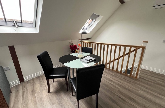 Glastonbury Secret Retreat - 1 BD Split-Level Holiday Let Apartment, Sleeps 3