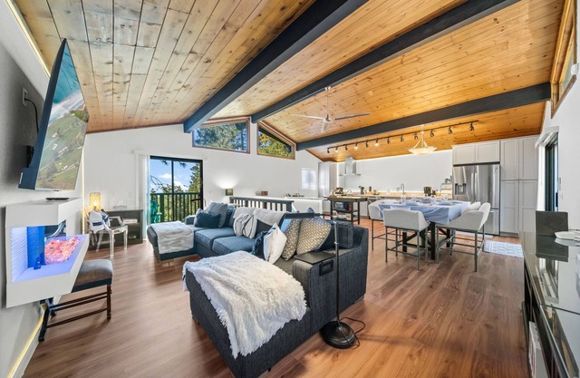 Glen View Retreat- Spa/Fireplaces/Ping Pong Table!