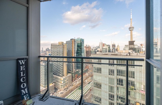 GLOBALSTAY. CN Tower & Lake Ontario 48 Floor View. 1 BR+DEN