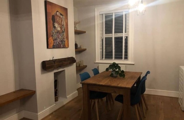 Gloucester Rd 2 mins away - Fab, trendy house
