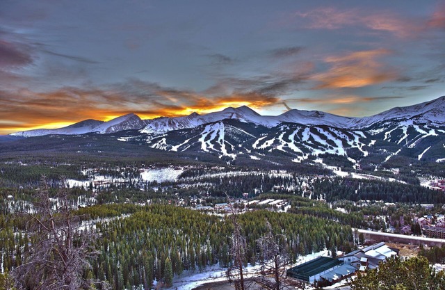 Gold Flake Terrace Apartment: Great Location, Mountain Views!