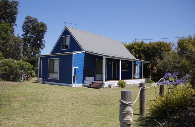Golden Beachhouse - 5 mins from 90mile beach and shops