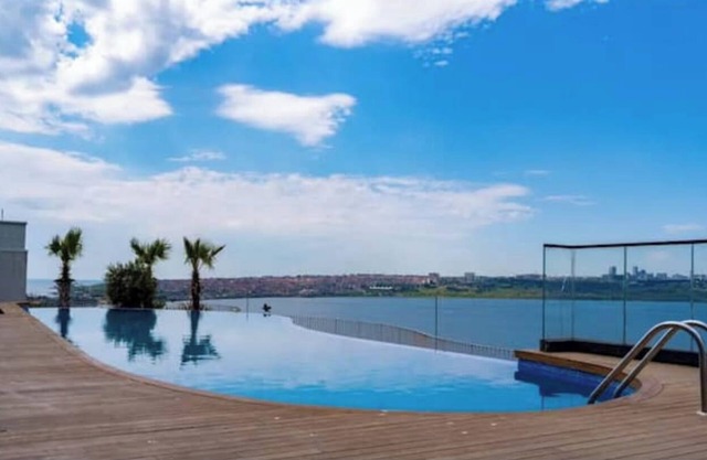 Golden Stone House Pool, Lake And Garden View