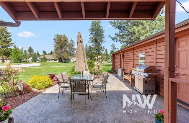 Golf, Pickleball & Poolside Fun at Twin Lakes!