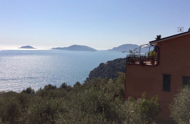 Golfo dei Poeti apartment with terrace and shared swimming pool