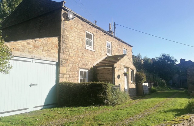 Gorgeous 3 bed cottage overlooking the Valley. Sleeps 5 people & 2 dogs, w/Wifi, gas central heating
