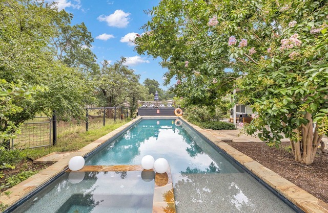 Gorgeous 6br Villa in Lovely Austin wt Massive Pool & Hot Tub + Goats & Chickens