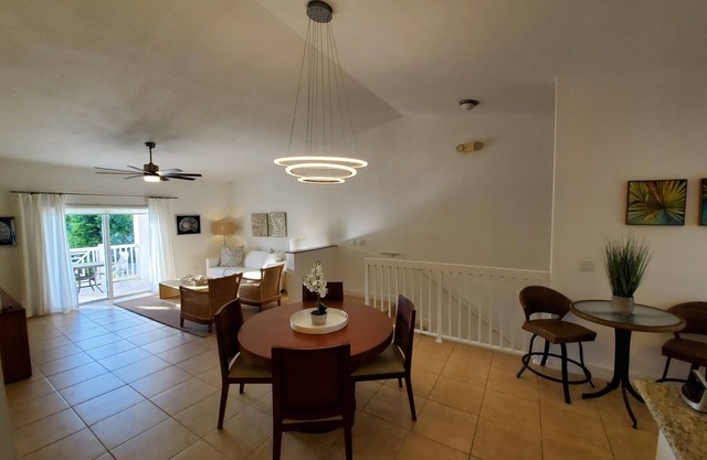 "Gorgeous and Open" 2 Bedroom/2 Bath Villa