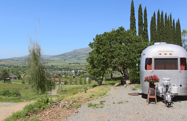 Gorgeous custom Airstream with spectacular views only 4 mi. to Ashland