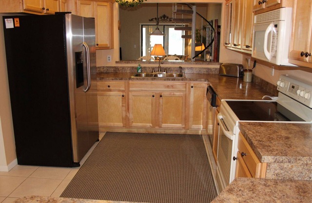Gorgeous duplex with loft and 2-car garage. 2037C
