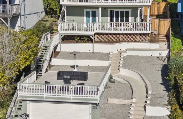 Gorgeous hillside home with ocean views!