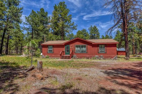 Gorgeous Historic 3 BR Log Cabin w Forest Views 20 Minutes from Flagstaff Now with Wi-Fi