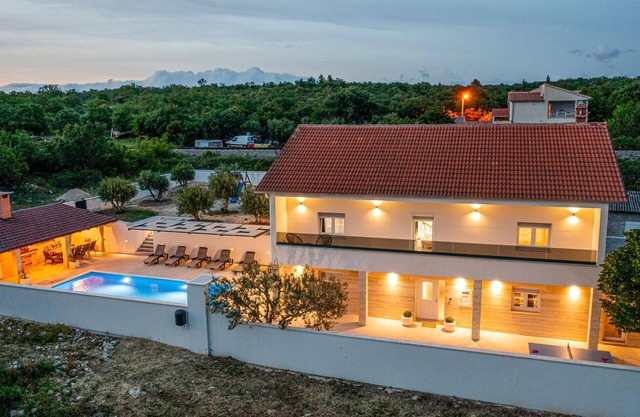 Gorgeous home in Nadin with WiFi