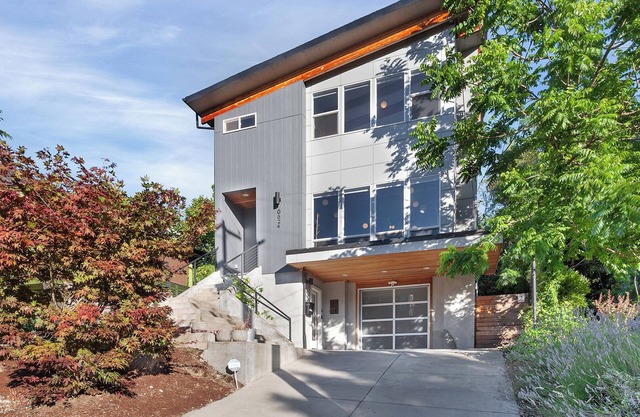 Gorgeous Modern 3-bedroom house in Portland with AC and WiFi