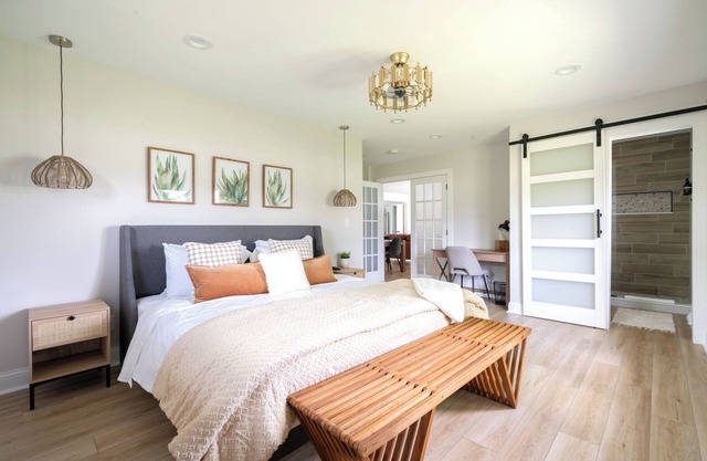 Gorgeous New Albany home w/king suite, gym, private acre lot and fire pit!