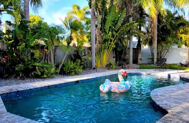 Gorgeous private heated pool house, short drive to the beach!