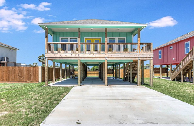 Gorgeous side-by-side beach houses with furnished decks, AC, & full kitchens