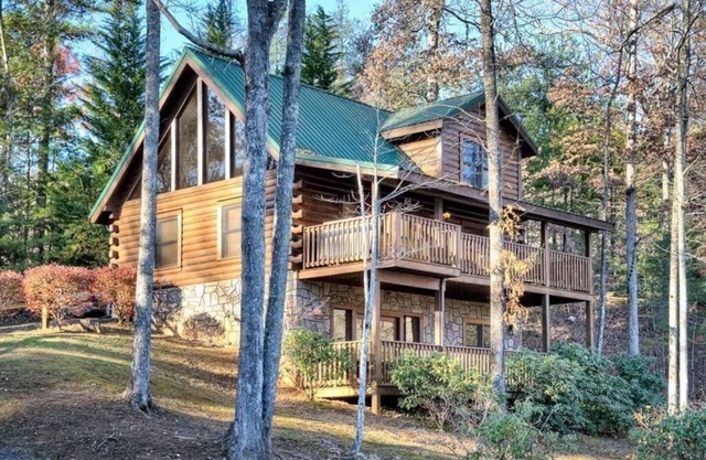 Gorgeous Views - 2mls to Downtown, Game Room, Hot Tub, Pet Friendly!n
