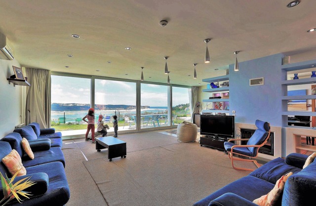 Gorgeous villa for families with kids, heated & fenced pool, superb views