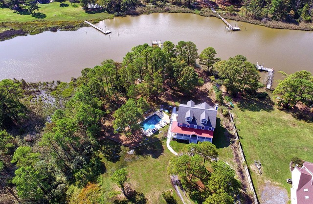 Gorgeous, Waterfront Home - Perfect for Families and Large Groups - Lots to Do