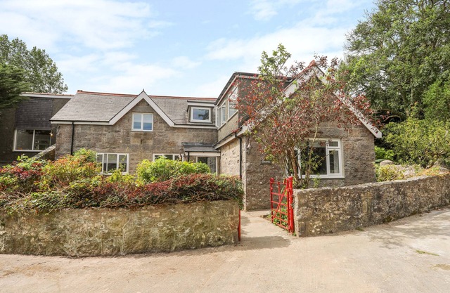 GORWEL, pet friendly, character holiday cottage in Moelfre