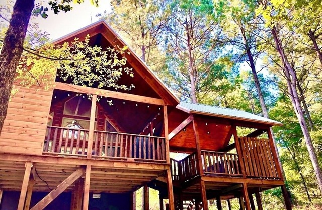GOTANYGRAPES Luxury Cabin- HotTub 2Masters 2Firpl - Perfect Fall & Winter Escape
